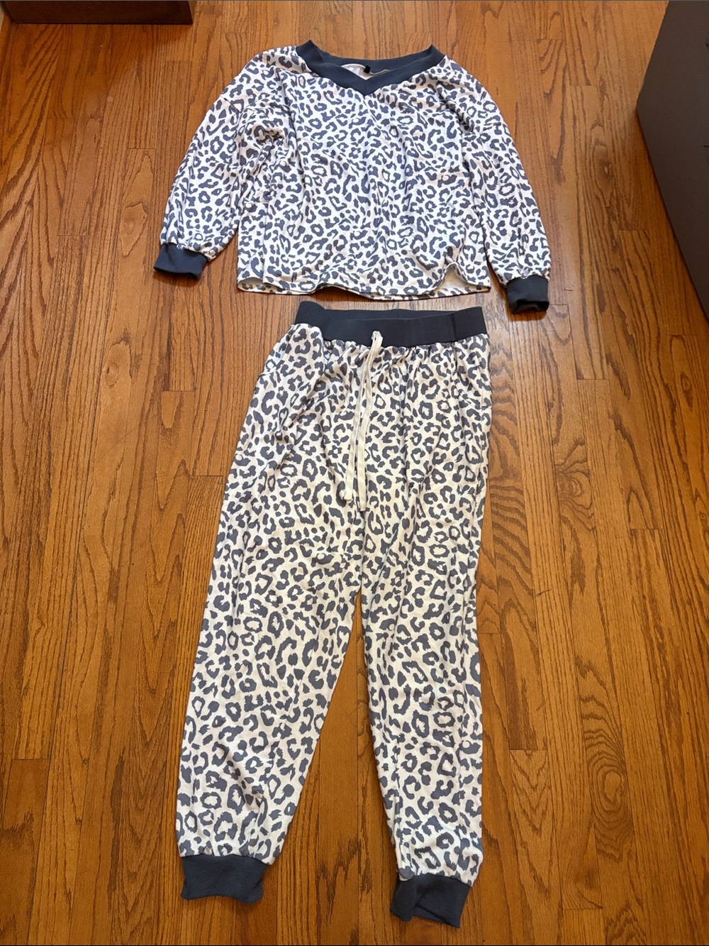 Gray & White Leopard Print Lounge Set